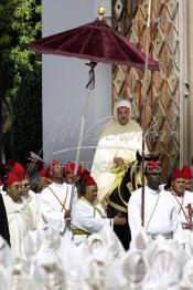 Image du Maroc Professionnelle de  SM Le roi Mohammed VI, assis sur un cheval lors d'une cérémonie d'allégeance marquant le 12e anniversaire de son accession au trône, au Méchouar du palais royal à Tétouan, mardi 31 juillet 201. (Photo / Abdeljalil Bounhar)